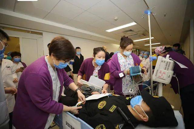 电话通知,因发生车祸有4名伤者正在运送途中,要求朝阳医院做好接诊