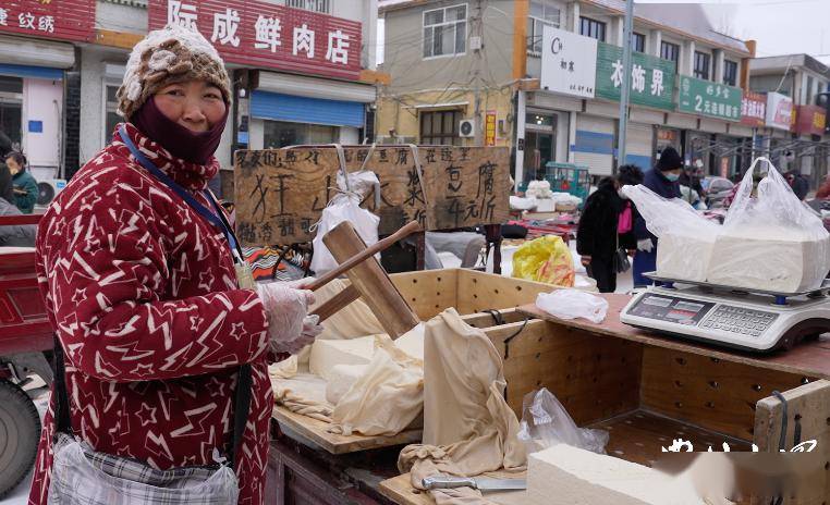 老式的爆米花.攤主潘承寶向記者介紹口鎮產的豬胰子肥皂.