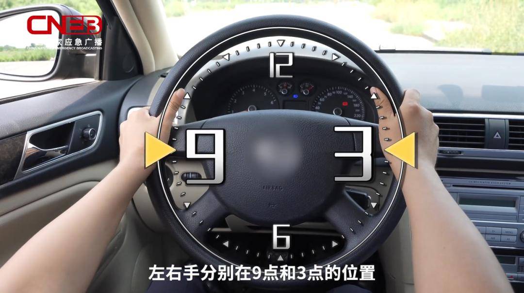 雪天行车,道路湿滑,能见度低,谨记"减速,控距,亮尾".