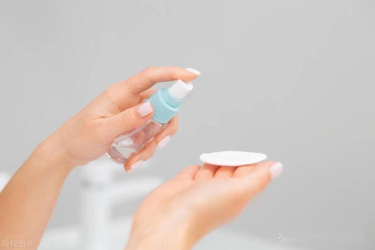 第四种:洗甲水洗甲水是一种常见的美甲用品,它含有酒精成分,可以迅速