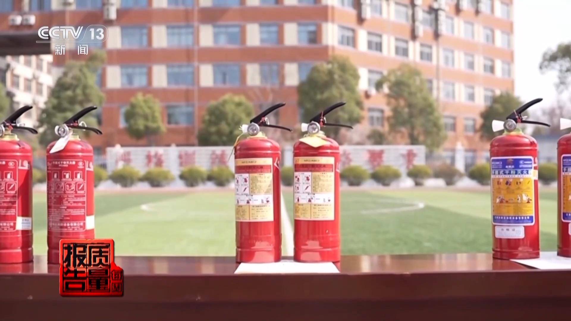 手提式干粉灭火器进入市场以来,以其用途广泛,灭火效果好的特点,目前