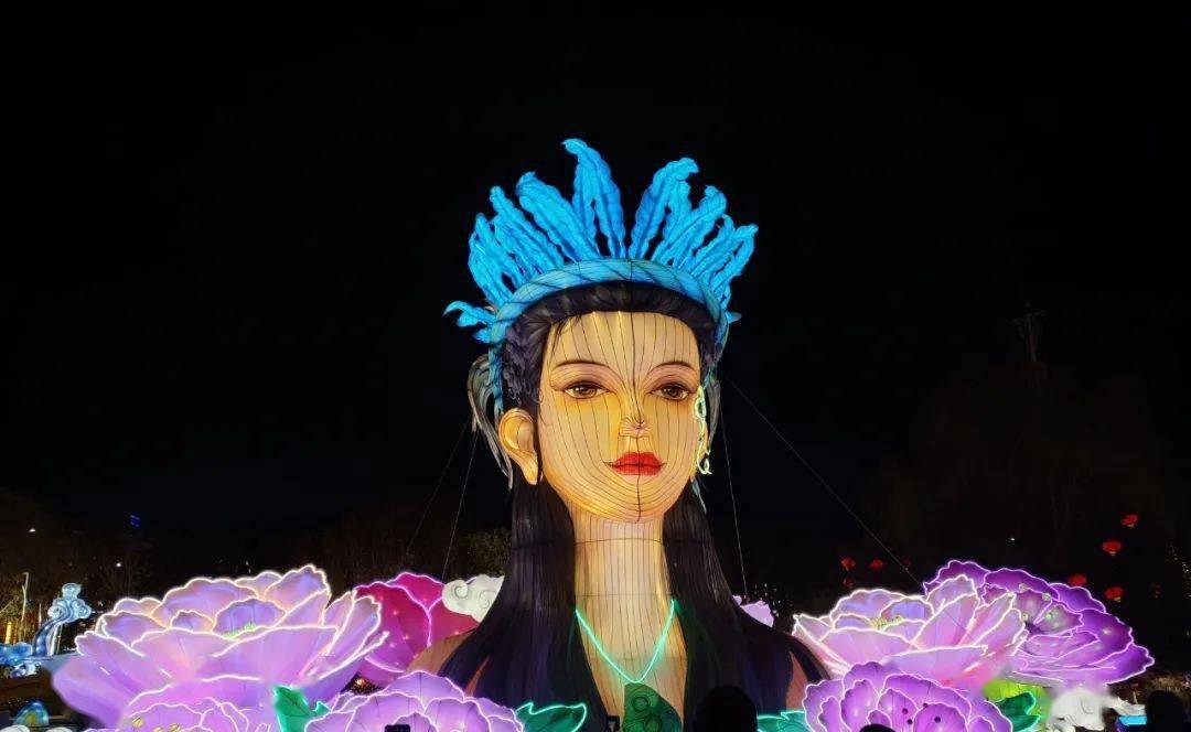 红山女神灯组创意源于朝阳牛河梁遗址出土的红山女神复原雕塑.