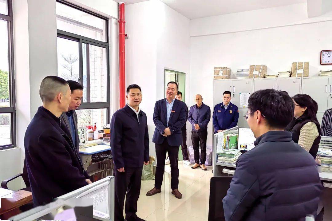 洛江区人民政府区长郭宁莅临马甲中学走访慰问教师代表_发展_教育