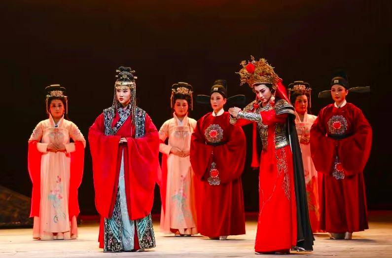 大戏,分别由中国评剧院评剧名家,国家一级演员郑岚和评剧"李派"传人