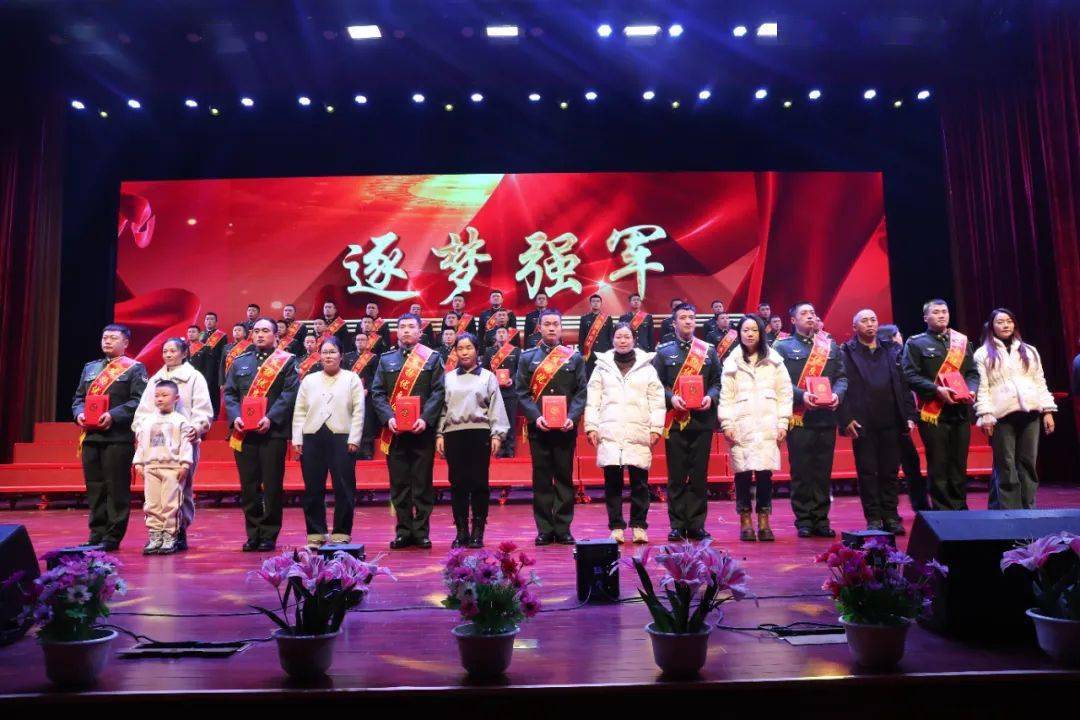 军嫂颁奖,表彰"另一半"_先锋_冯金强_标兵