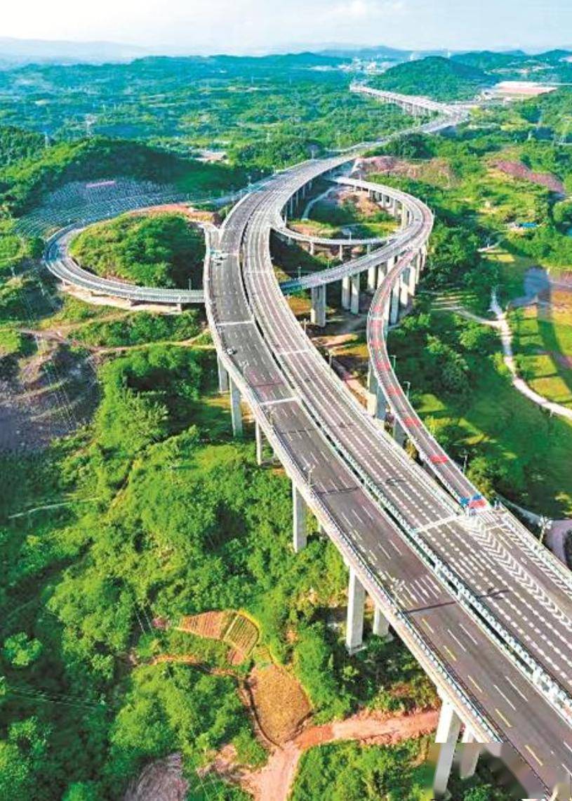 达州是川渝鄂陕交界地区的交通枢纽之城,具备公路,铁路,航空和航运等