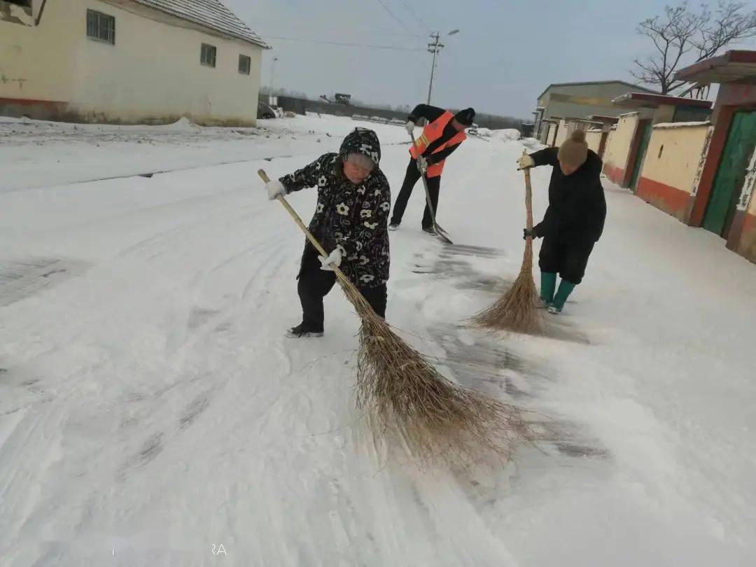 最暖雪景 干群一心齐上阵 扫雪除冰保安全