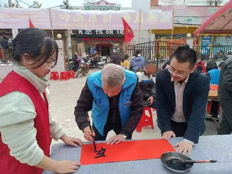 在龍年春節到來之際,平和縣九峰鎮人民政府攜手碧溪灣文化中心等開展