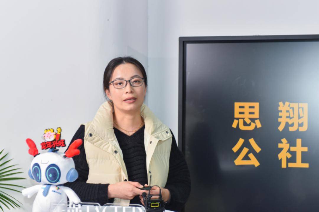 赵月松天强副总经理李涛分别对2023年优秀事件优秀项目,优秀个人进行