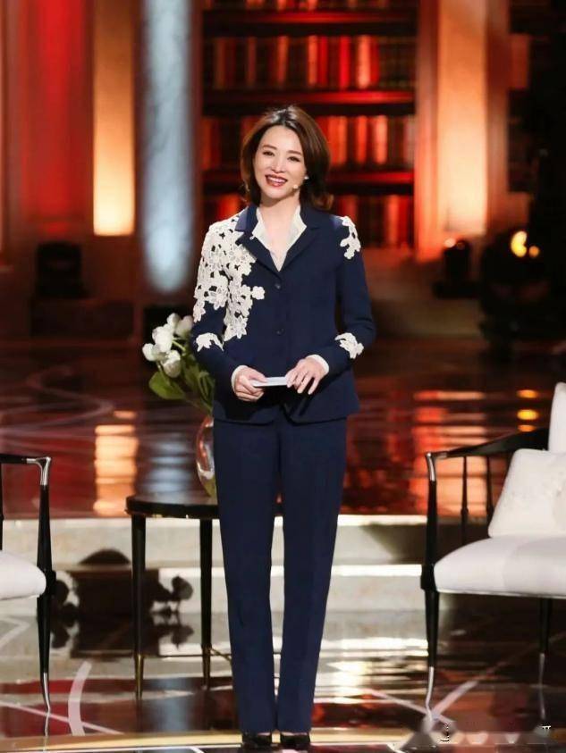 多学董卿这样打扮,更显气质_建议_整体_包包