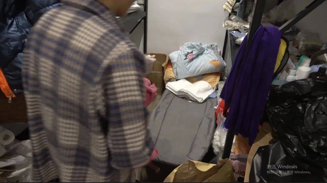 2,消防安全管理水平低(常闭式防火门无身份证标识及"常闭"标识;楼梯间