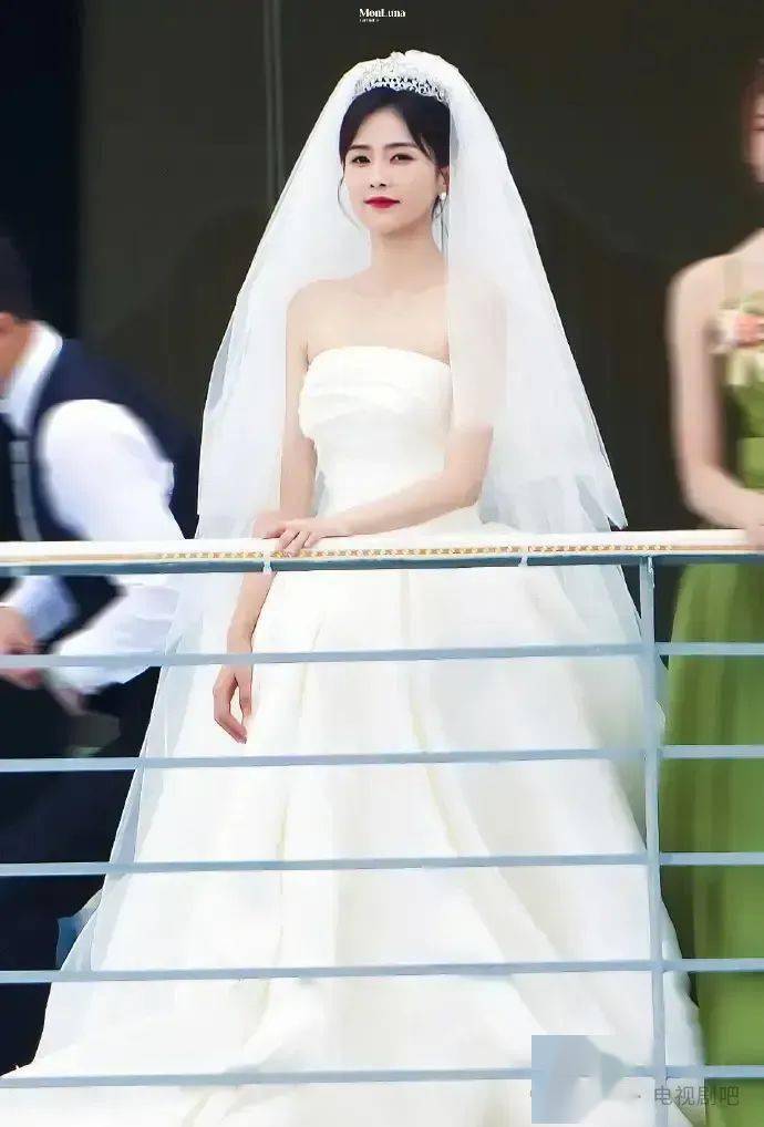 白鹿一袭婚纱大气温柔 倚靠拉杆展示精致锁骨_造型_照片_来源