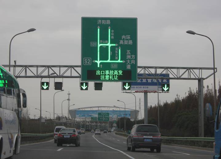 多车道高速公路出口匝道区域交通安全提升方法