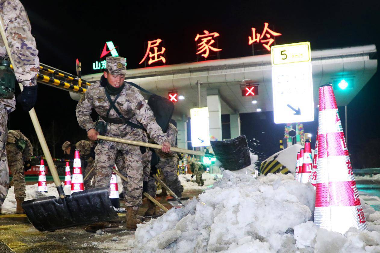 武警部队官兵积极投入雨雪冰冻灾害抢险救援 保障群众