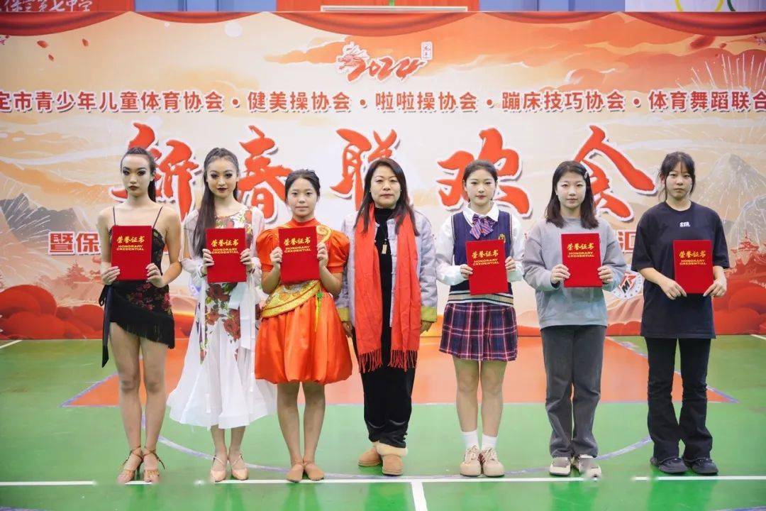 于子妍颁奖由郭丽颖副局长为最美家庭齐梓涵,班若恒,顾蕊,王欣彤,潘佳