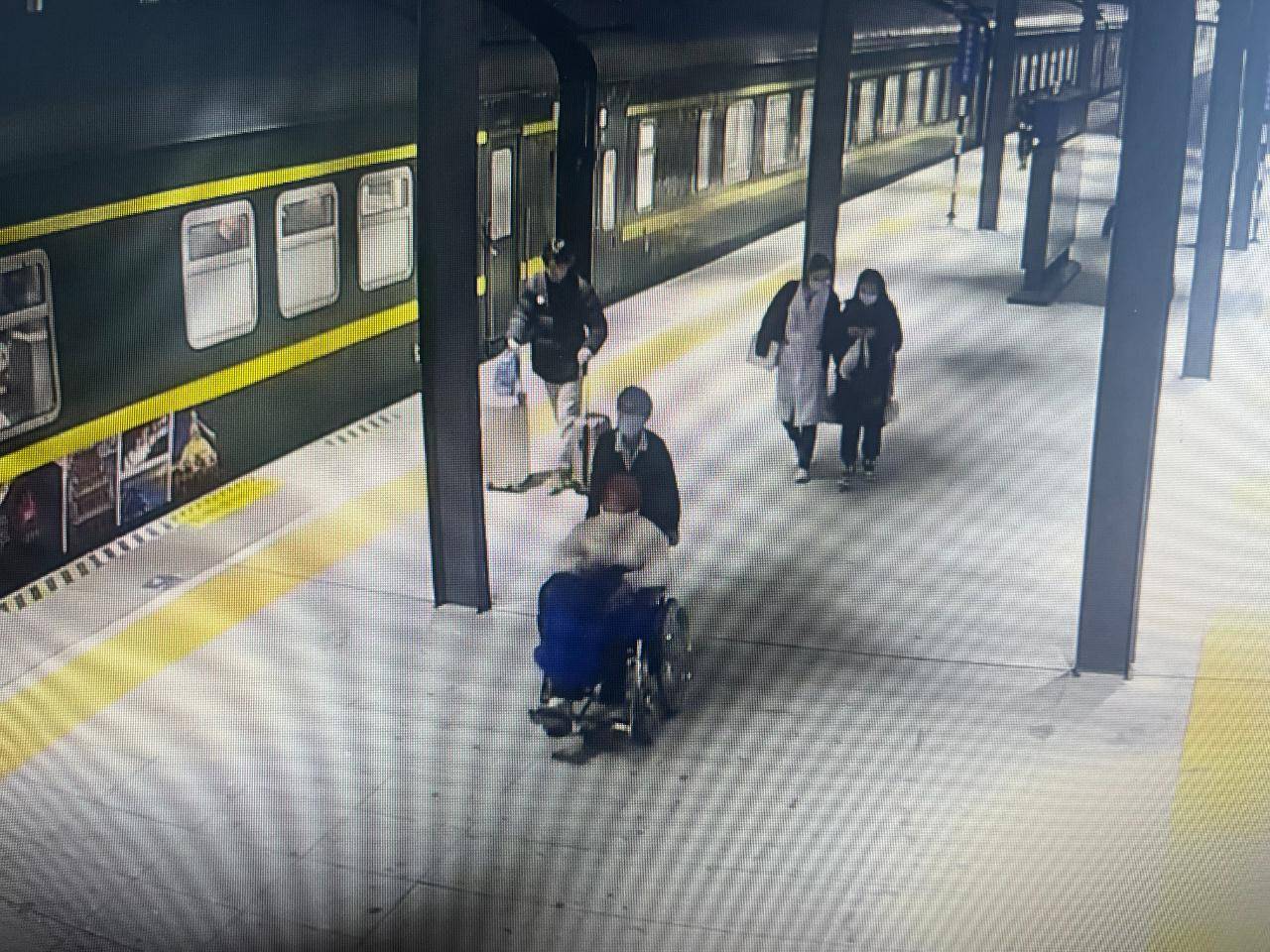 19时13分,z21次到达德令哈站.