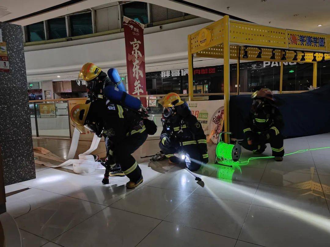 開展人員疏散並利用固定消防設施出槍控制火勢