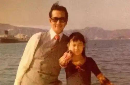 "很快,赌王何鸿燊看到了小报上女儿和陈百强的合照,勃然大怒:最美爱情