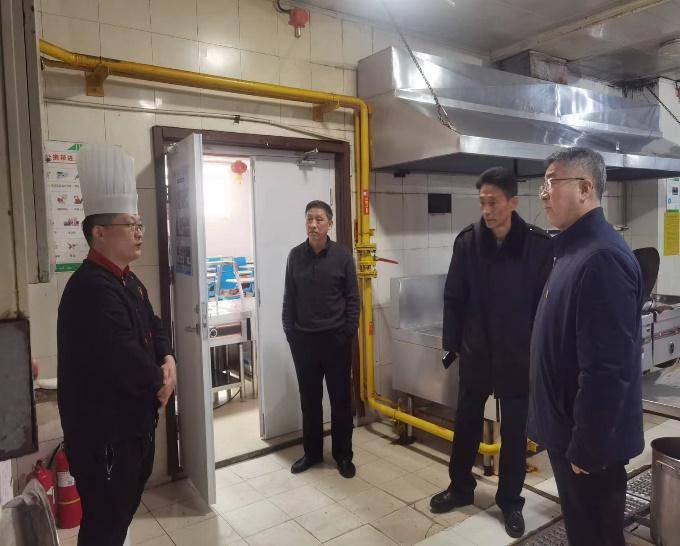 在安全检查的同时,王洪涛同志对全体人员提前送上节日的祝福,为职工