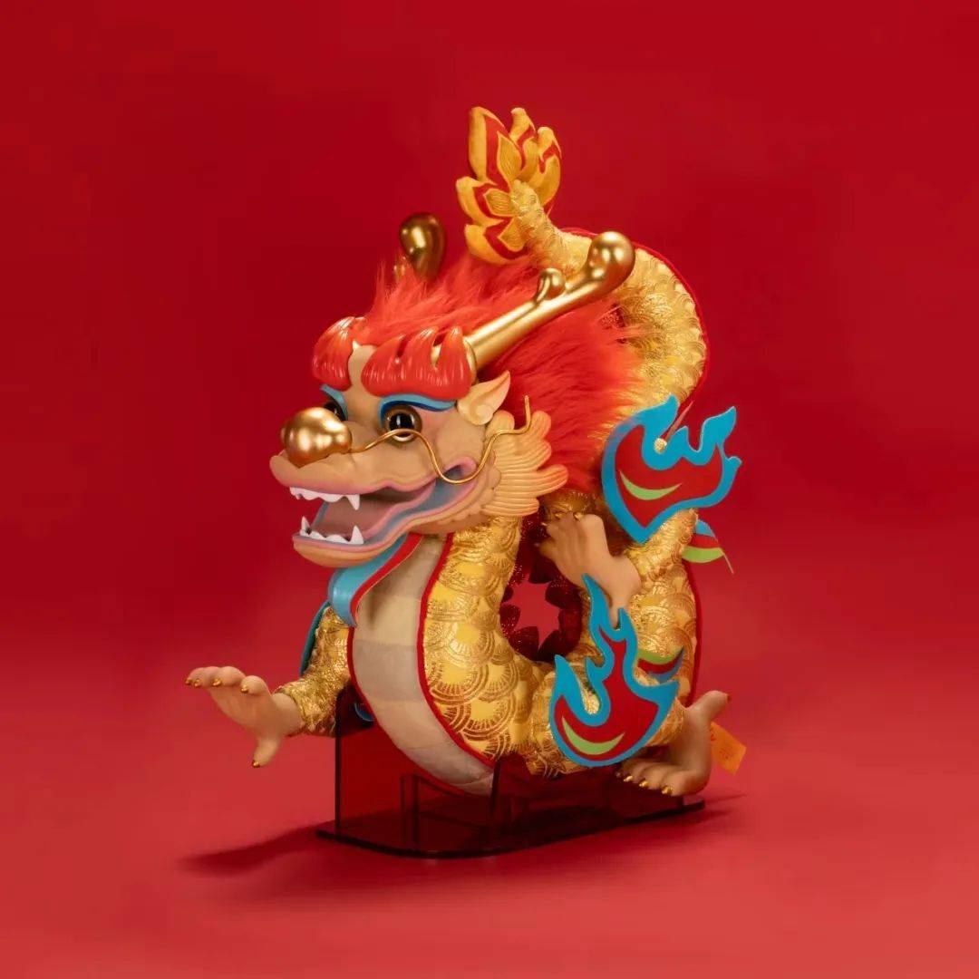 龙年"欢乐春节"生肖吉祥物由以红色和黄色作为主色调,在中国龙的典型