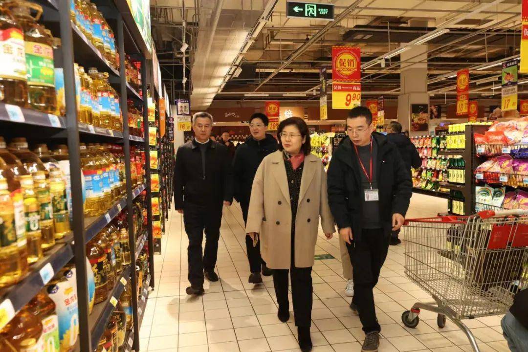 张丽萍局长一行先后来到大润发金牛店,红旗连锁营门口金房苑分店,实地