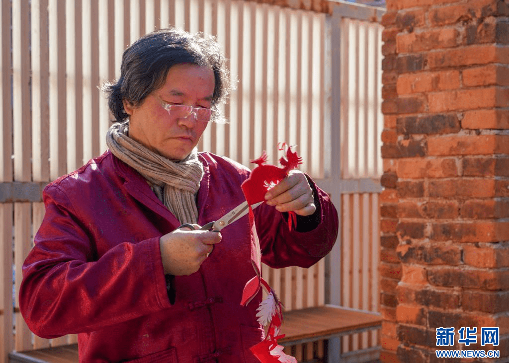 一位剪纸艺术家的三十年和三十秒_汪鑫目_剪影_技艺