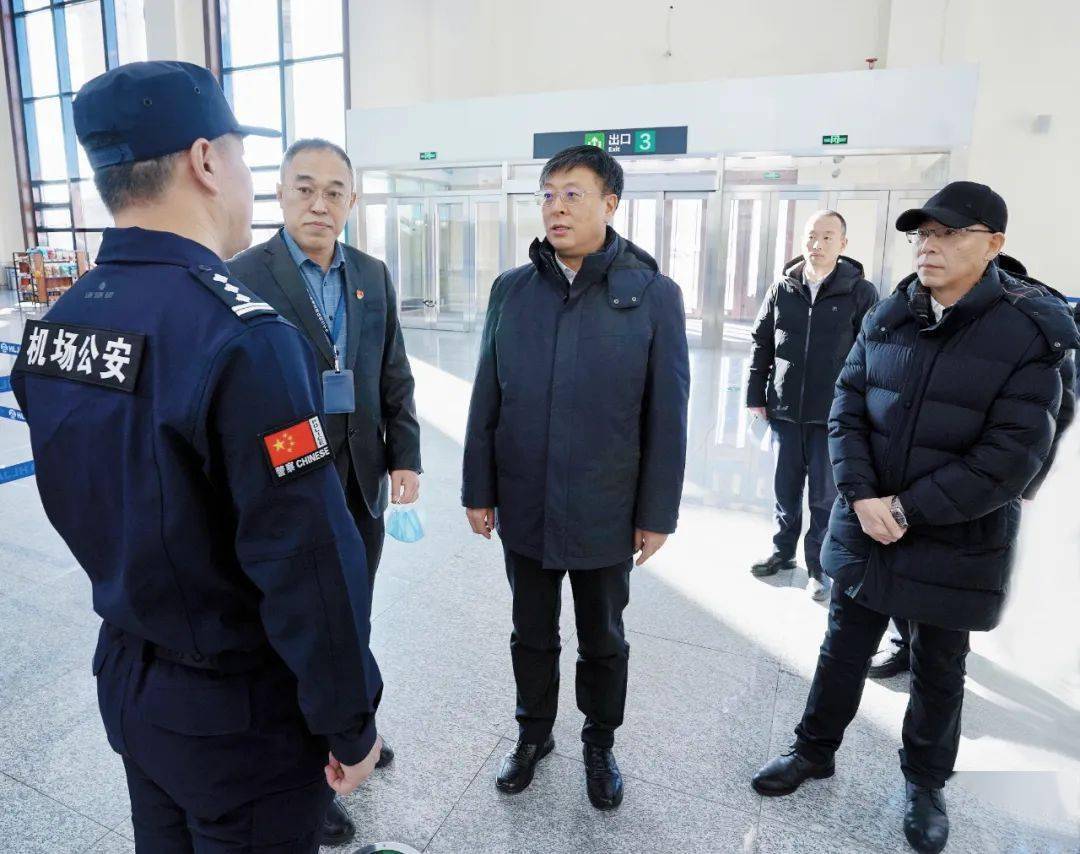 在伊春林都机场候机大厅内,春节临近旅客明显增多,安检,安保等工作
