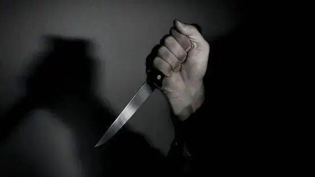 周梅回忆说,赵某超赶到时,什么都没说,直接用刀捅人,先捅伤哥哥等几名