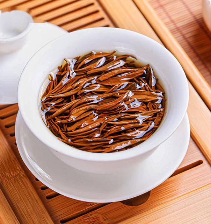 茶香四溢,滋味醇厚鲜爽打开茶罐,一根根茶叶细嫩显金毫.冲泡开来