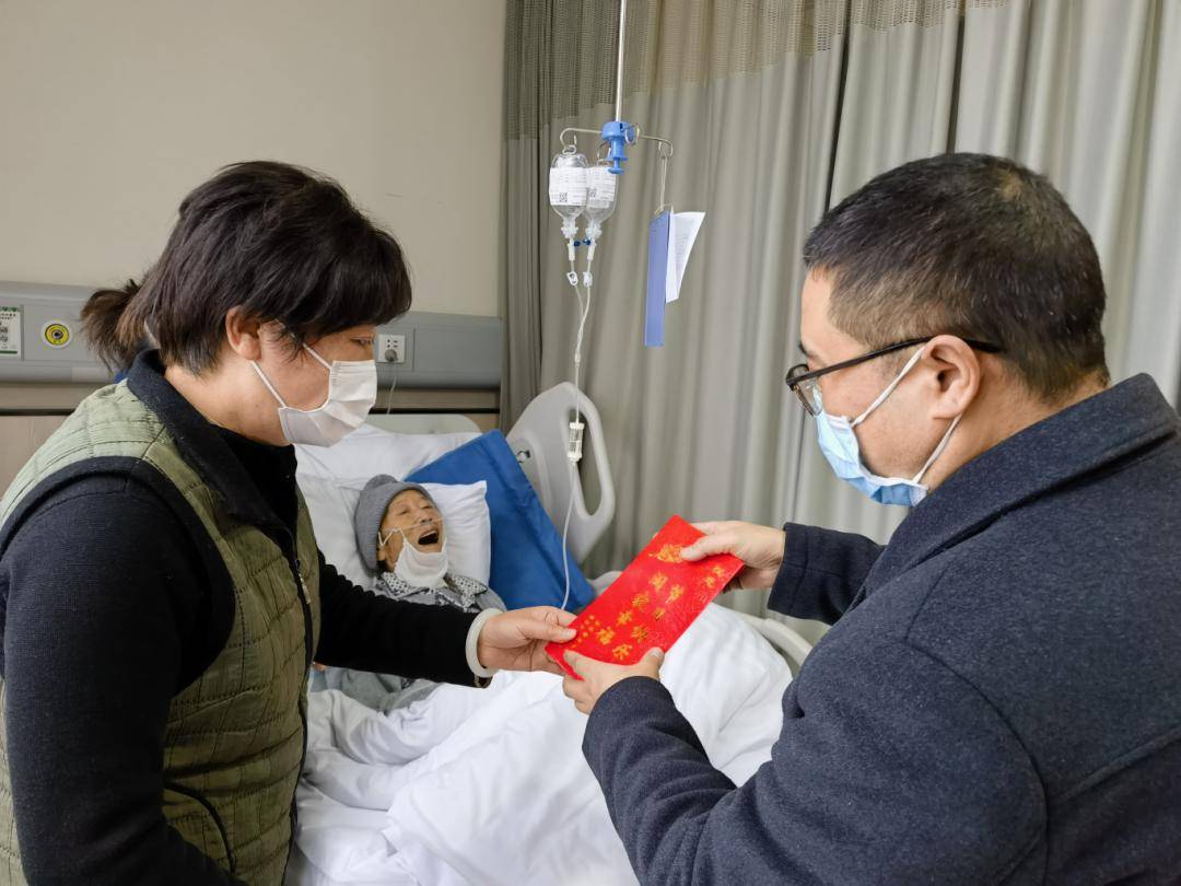 贵阳市总工会领导班子春节前夕看望慰问离退休老干部老同志_发展_李成