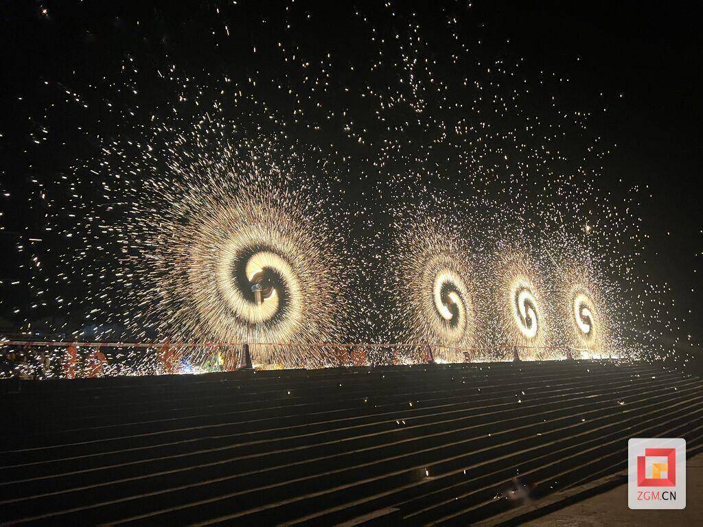 满天花雨迎新年 富顺县长滩镇举办打铁花展演暨鱼坝村"村晚"文艺演出