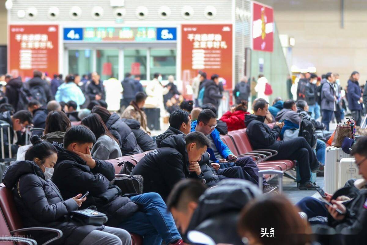 河南郑州东站迎节前出行客流高峰,旅客归家人流如织