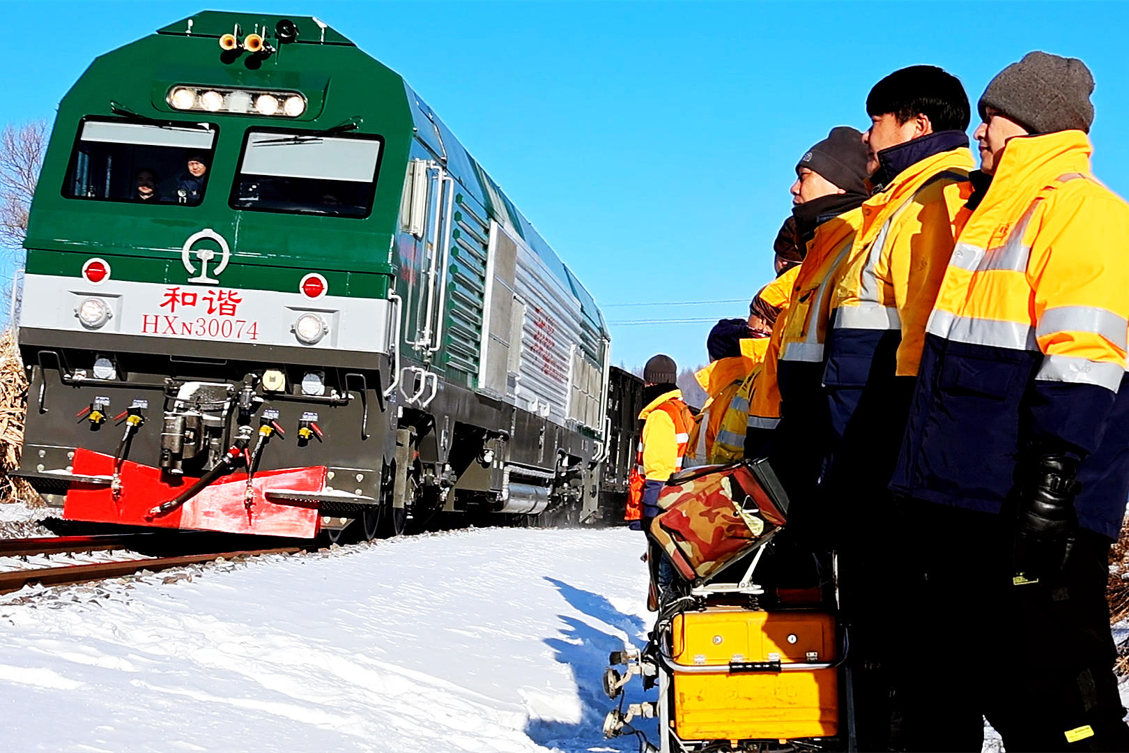 新春走基层|"钢轨医生"每天徒步八公里给铁轨做"b超"_探伤_检查_通化