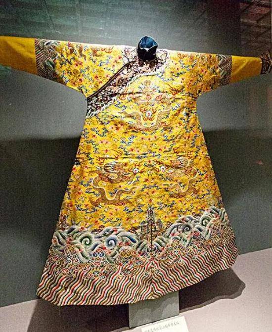 其实皇帝穿黄色龙袍的固化印象来源于清朝,毕竟这个朝代离我们最近