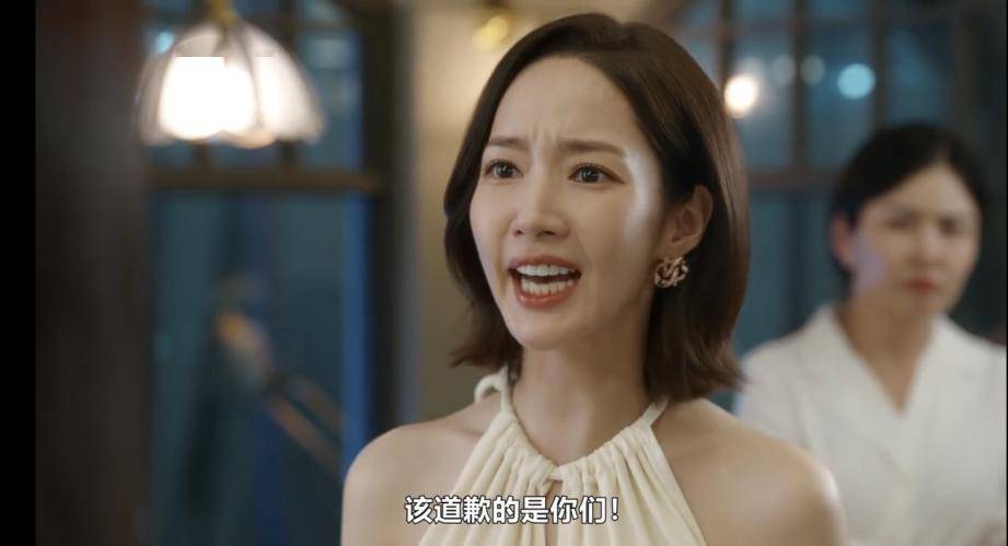 的女主,毫不意外地成为了同学会上最耀眼的女人,狠狠打了绿茶闺蜜的脸