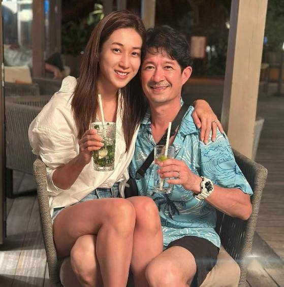 tvb前花旦超大露背长裙,更坐老公大腿!