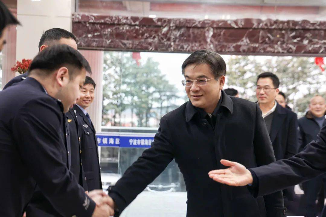 童华强首先来到镇海道路运输安全稽查大队,亲切慰问执法队员.