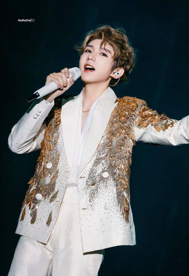 240206 王源:从流行音乐到高定舞台,多面魅力绽放!_时尚_风格_成为了
