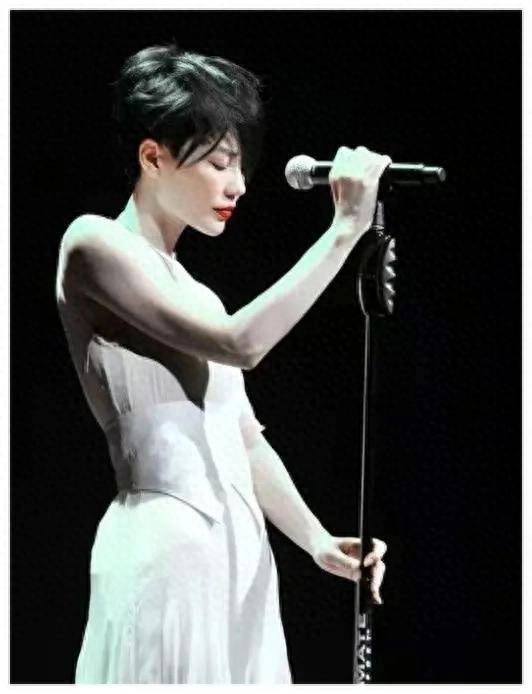 王菲到底有多撩人?看到真实身材后,网友:怪不得念念不