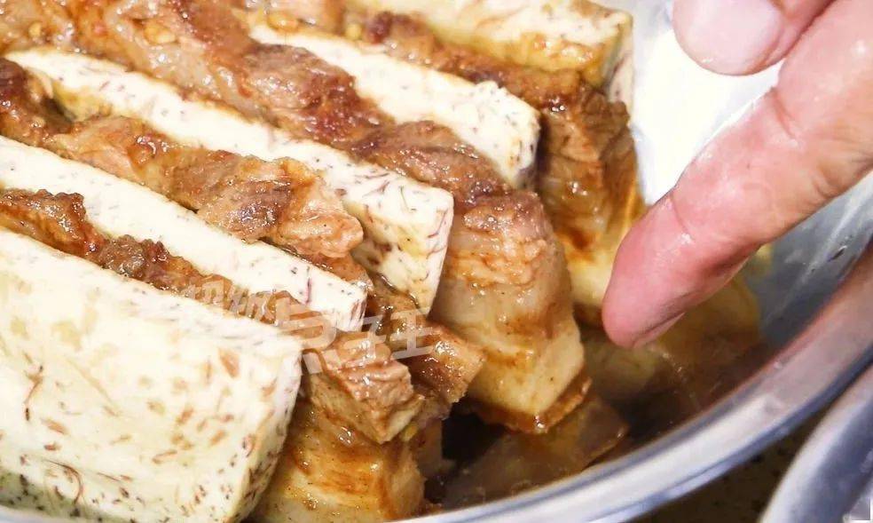 两招做出肥而不腻的扣肉_五花肉_荔浦芋头_过程