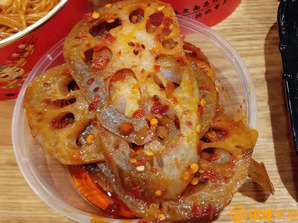 藜蒿炒腊肉每样都值得您品尝我家的拿手好菜供应数不尽的美食紫荆夜市