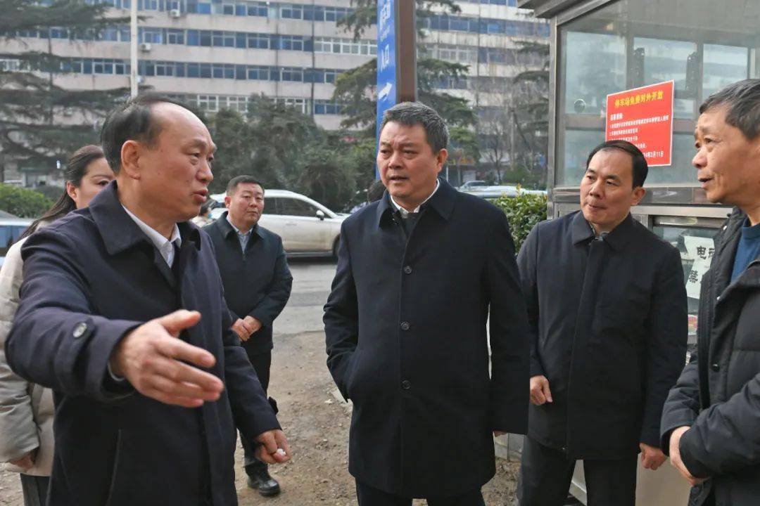 2月7日下午,市长李明俊到市内各区调研春节期间市容环境卫生,停车场