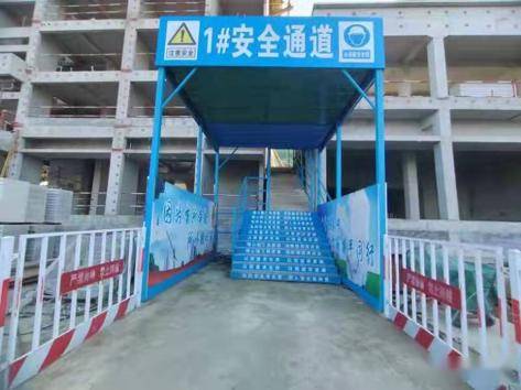 利用外挂的正式楼梯替代架管,模板搭设的临时楼梯,此技术不仅满足安全