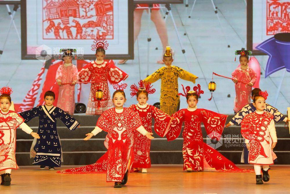 江西瑞昌:剪纸秀 添年味_非遗_文化_服装