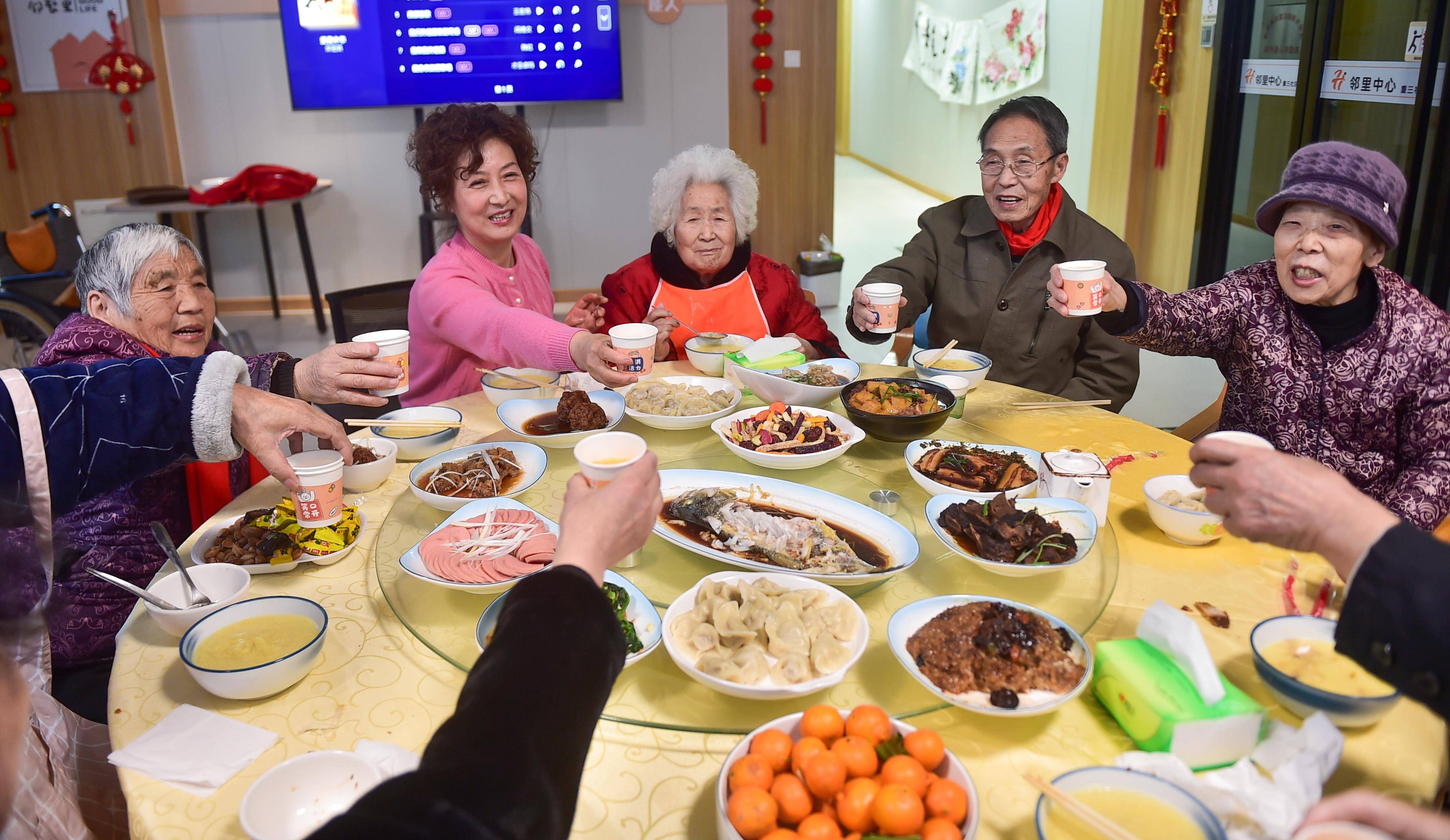 2021过年团团圆圆照片图片