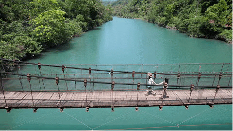 途中还可以打卡一座刘德华和井柏然电影《失孤》的同款吊桥
