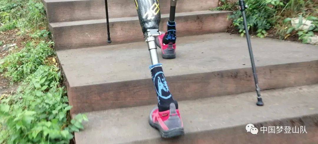 迎春接福 大年初二爬香山 中国励志爷 无腿登山英雄和