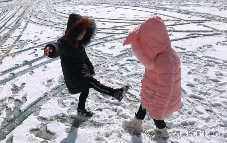 樓頂,街道沉浸在雪色中,向遠望去,山白了,樹也穿上了潔白的美裝,高低