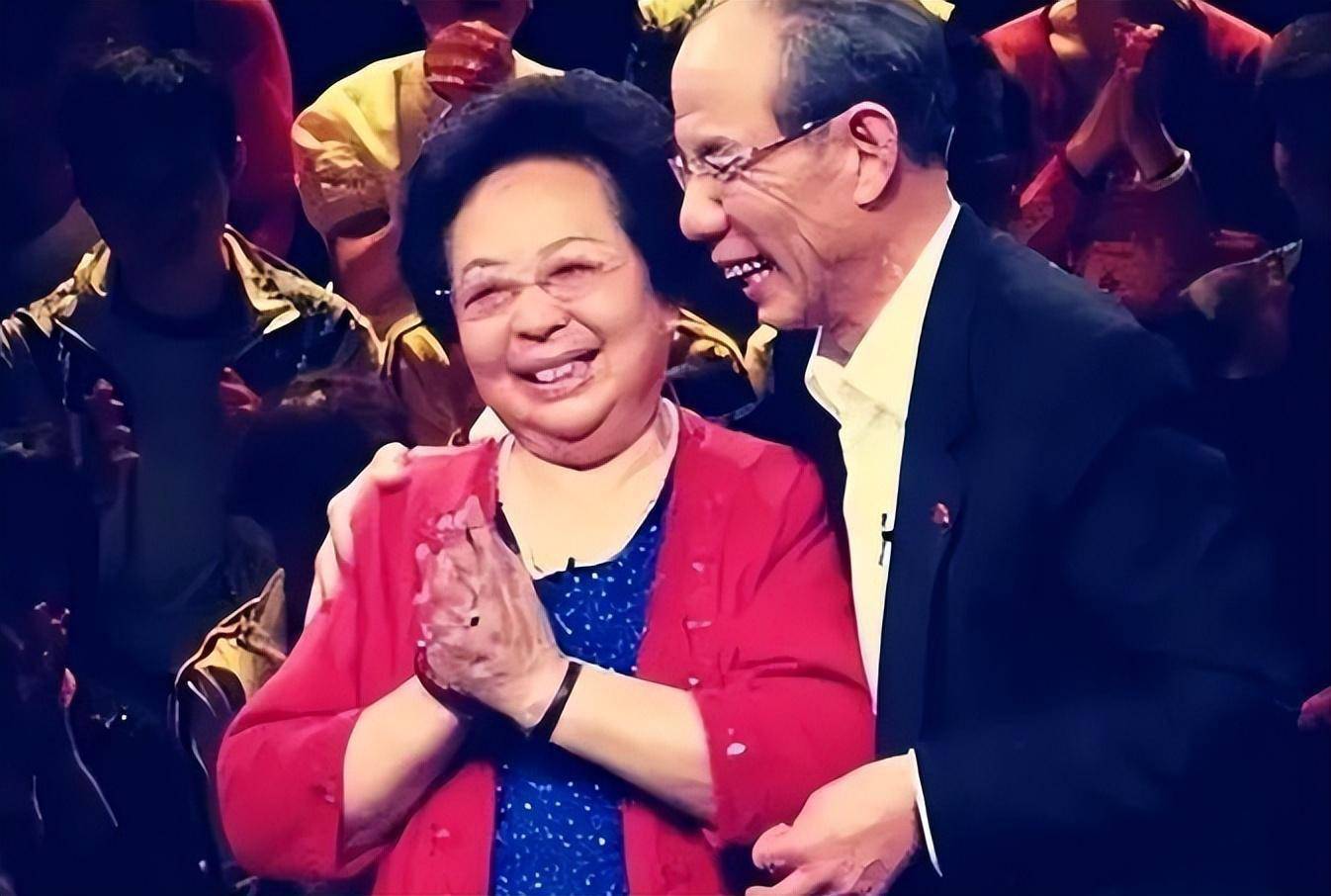 被哥哥赶出家门,娶房东二婚女儿,85岁住出租屋_魏宗万_生活_妻子