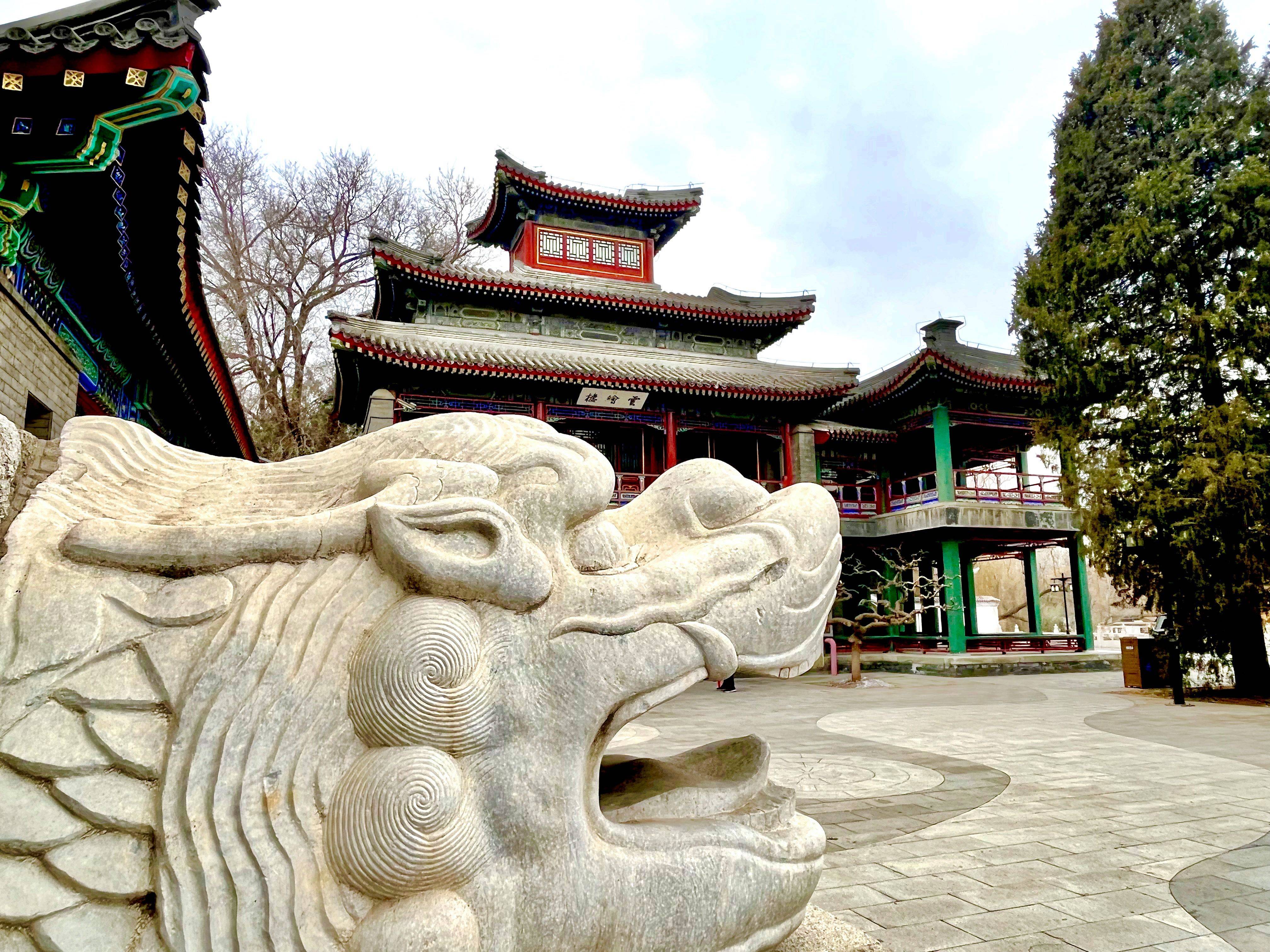 陶然亭公園雲繪樓前,石質龍頭.